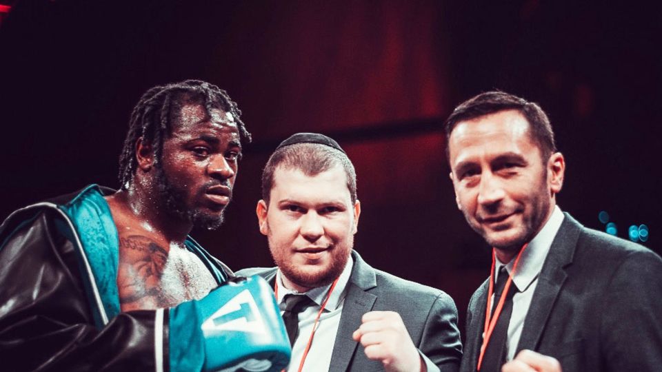 仓库墙皮剥, 裂痕, 却又不肯跟